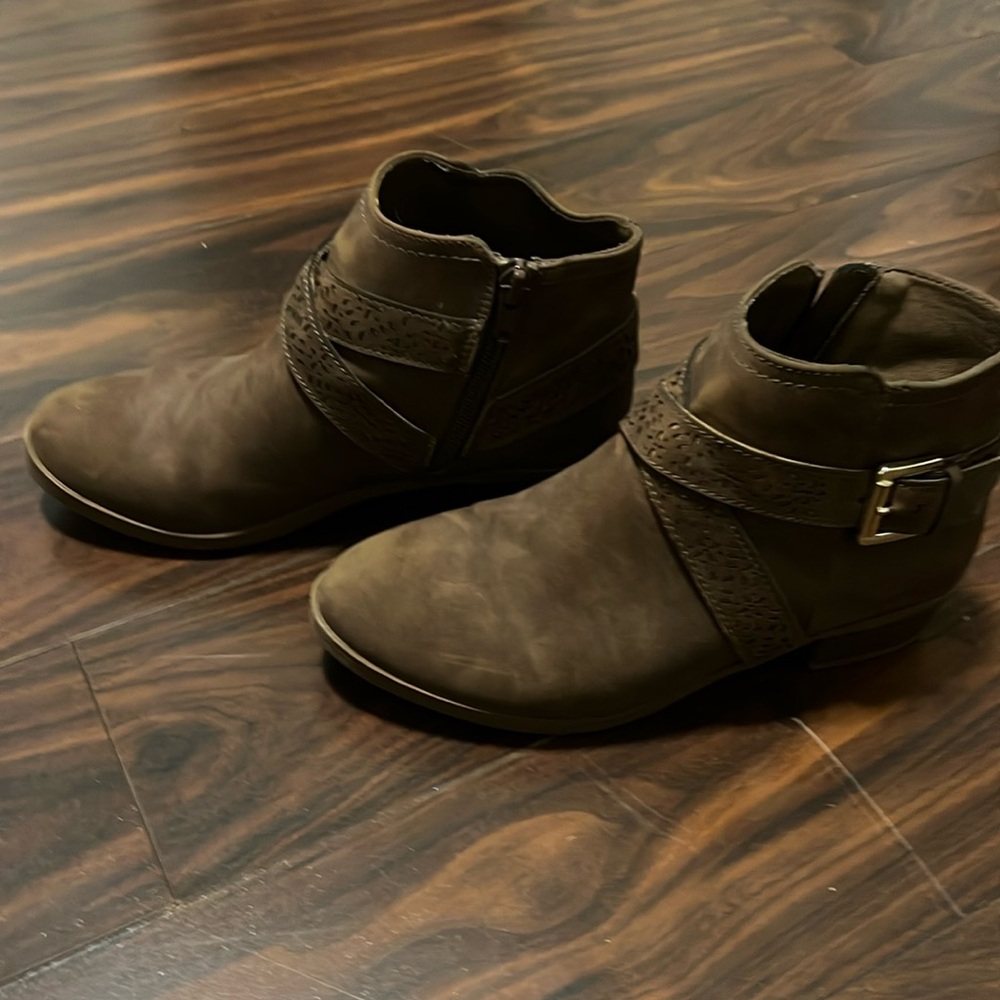 Girl brown boots